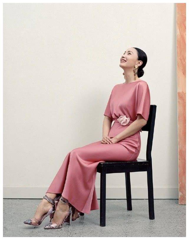 原创陶虹把机场当秀场身穿深蓝色长裙恨天高是47岁的样子