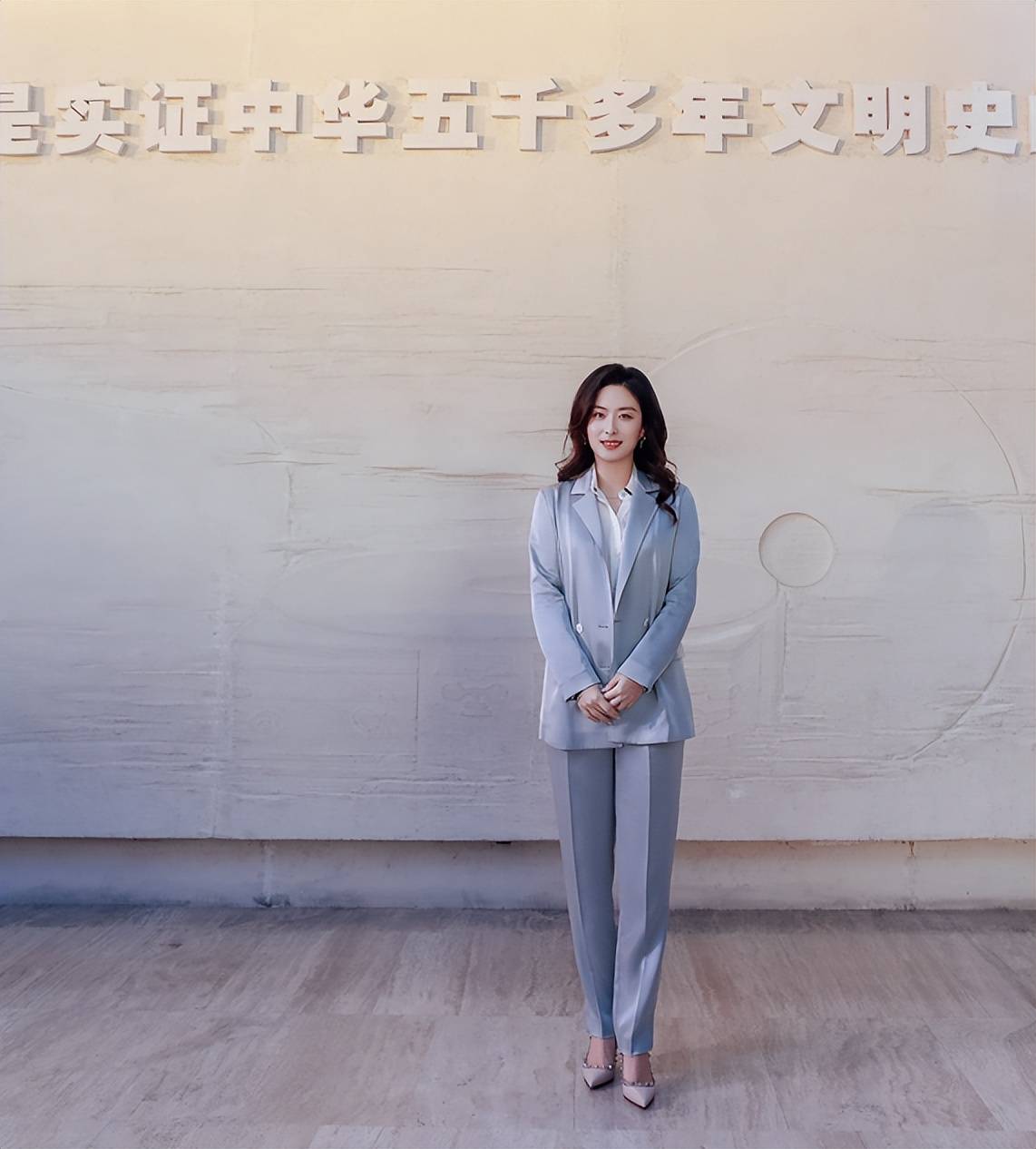 原创奔四的徐百慧温柔又自信蓝色衬衫拼接流苏看起来温婉还挺知性