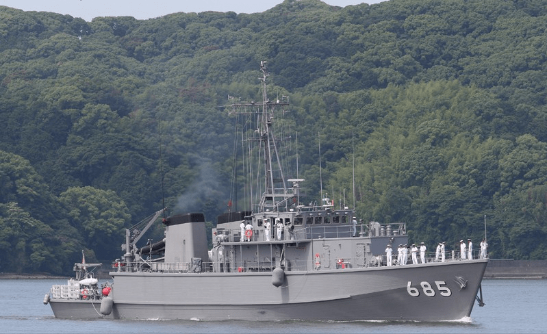 11艘菅岛级扫雷舰,满载排水量590吨,该型扫雷舰是现代海自最小的舰艇