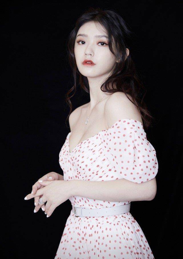 林允最新夏日穿搭合辑,甜美不失优雅,赶紧get起来_时尚_线条_气质