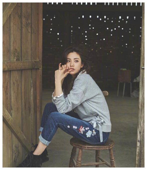 原创最美面孔林珍娜又成焦点碎花仙女裙甜美温婉气质与颜值太配了