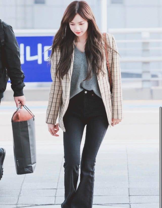 原创lisa出镜造型绝美时尚上衣搭高腰短裤腰细腿长好身材太过吸睛