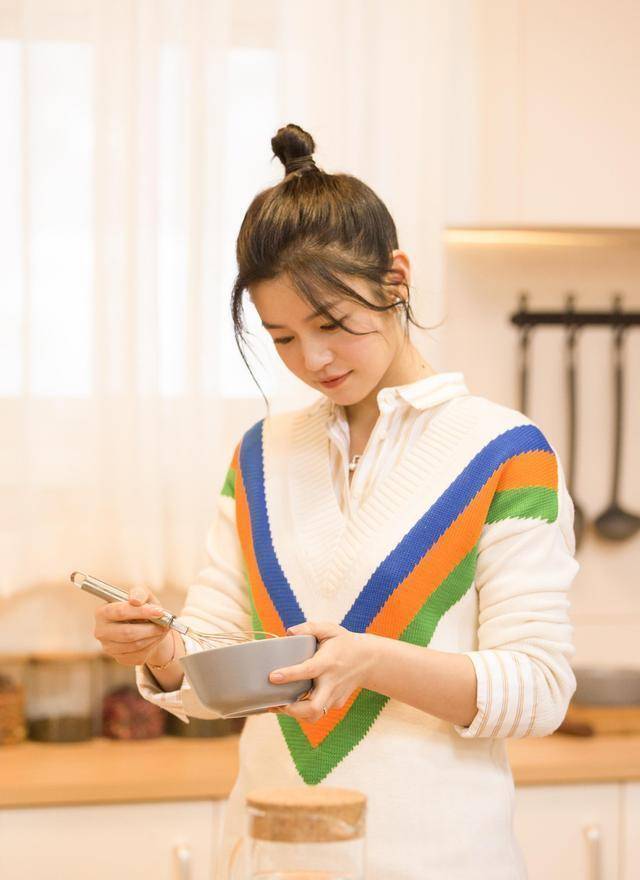 陈妍希曾因包子脸被群嘲,如今完美逆袭,穿搭更是令人惊艳_装饰_衣服