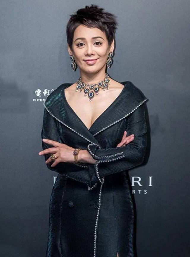 宁静真大胆,穿黑色礼服裙真空凹造型,肤白貌美辣眼抢镜!