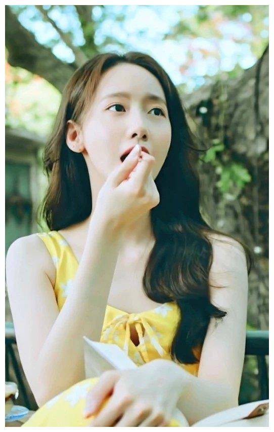 有一种"初恋美"叫林允儿穿黄色碎花裙,显白又清新,贼养眼!