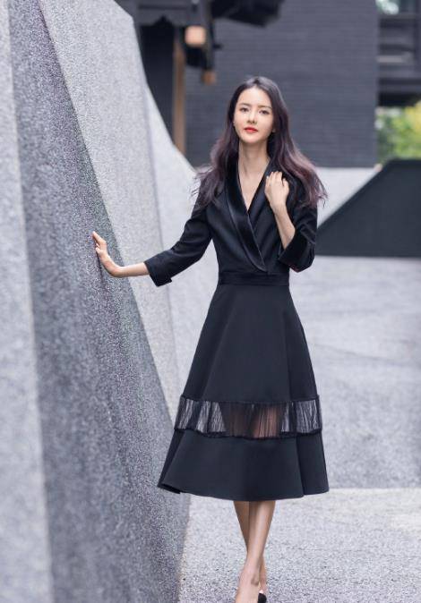 27岁金瀚与33岁张芷溪恋情曝光:当街手牵手,穿情侣装约会超甜蜜