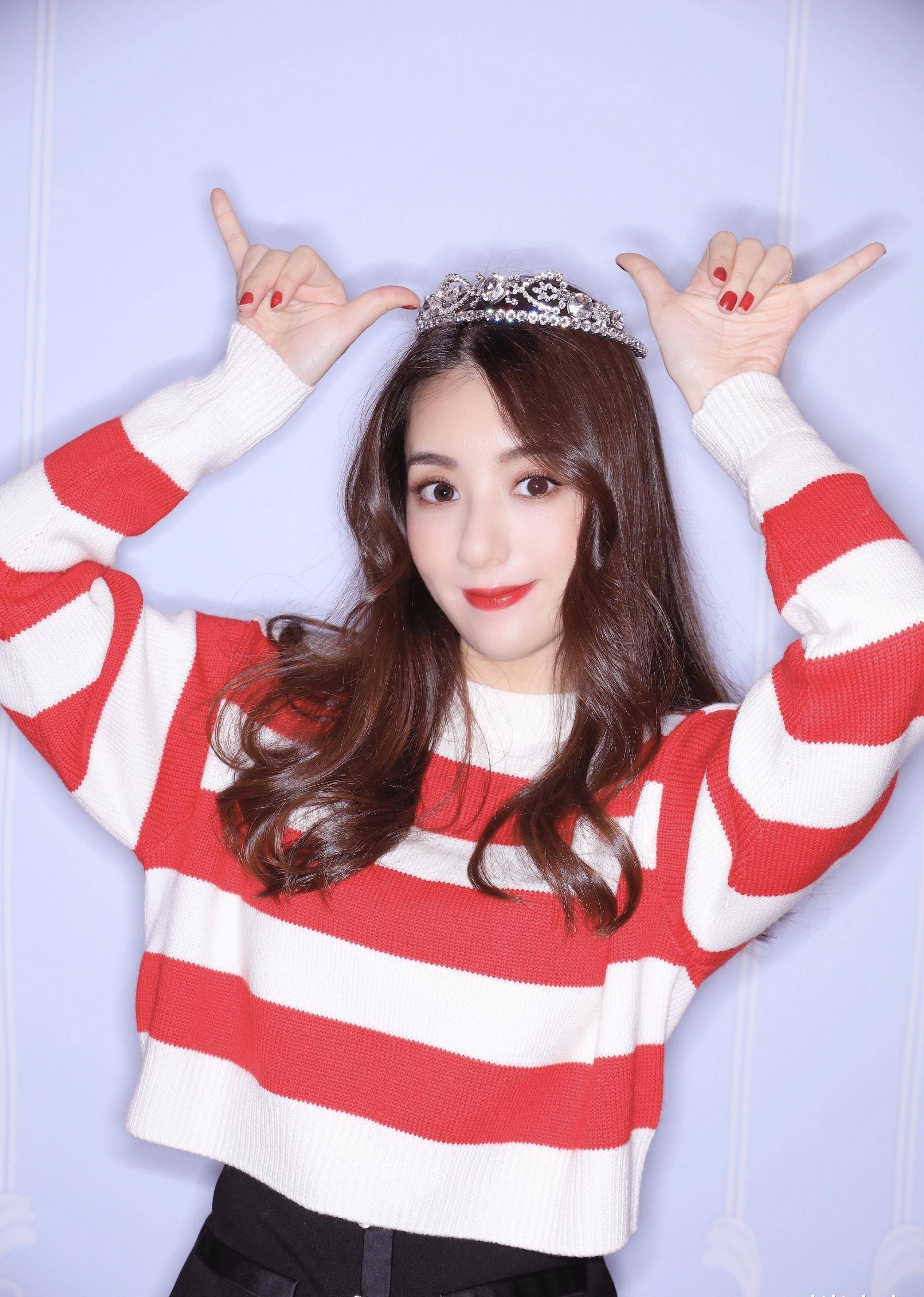 原创郭富城带妻子方媛看画展十指紧扣秀恩爱小香风外套优雅活泼