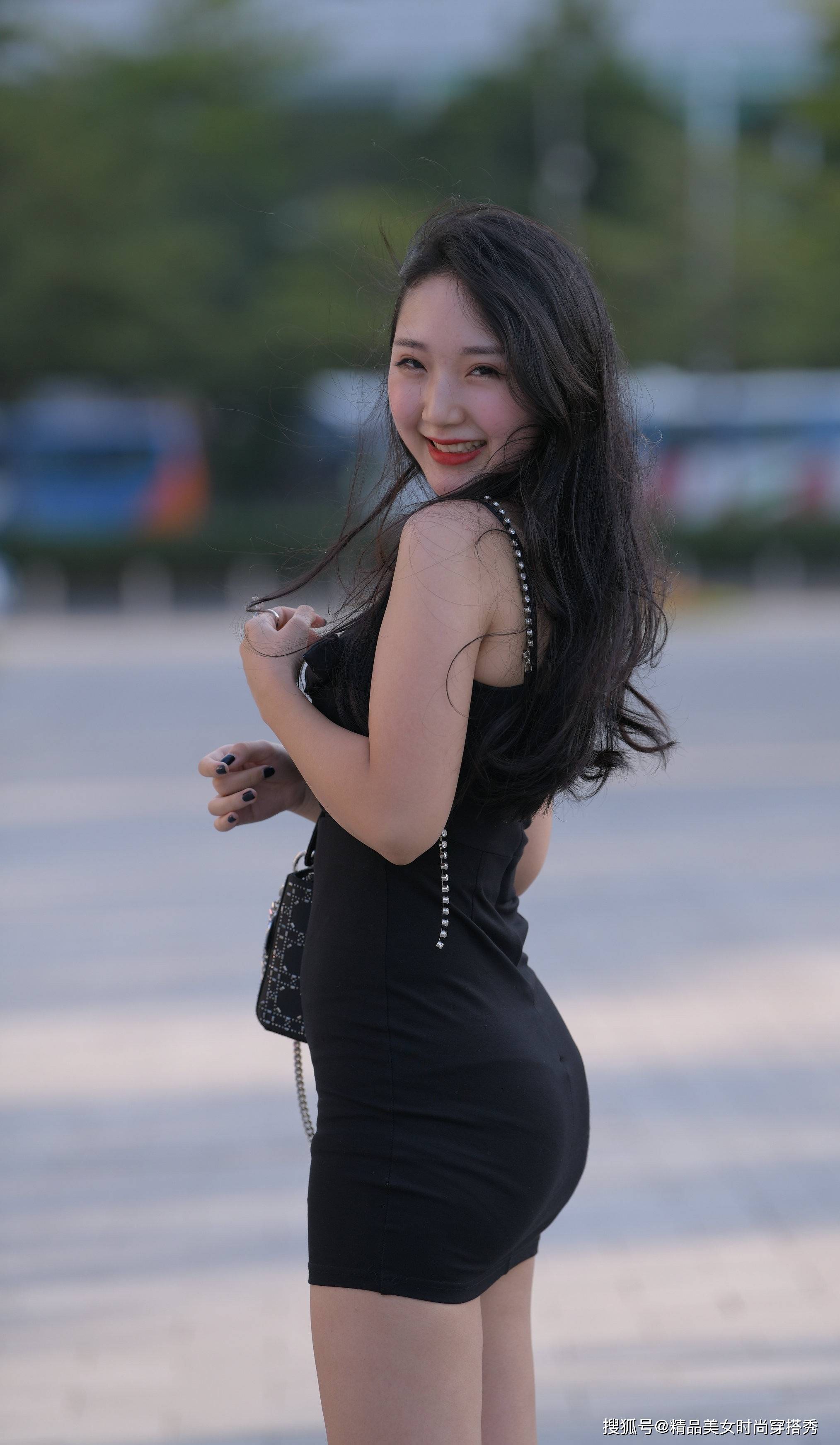 黑色的吊带裙性感又显瘦简约而不失个性的版型俏皮又有女人味