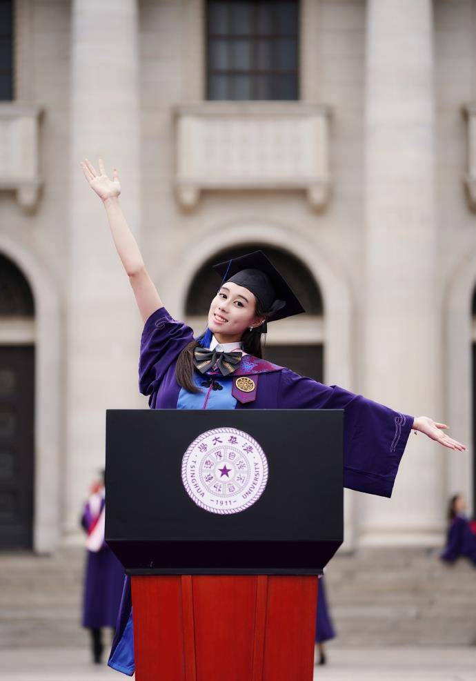 原创何猷君晒妹妹何超欣的毕业照拿清华大学毕业证出镜