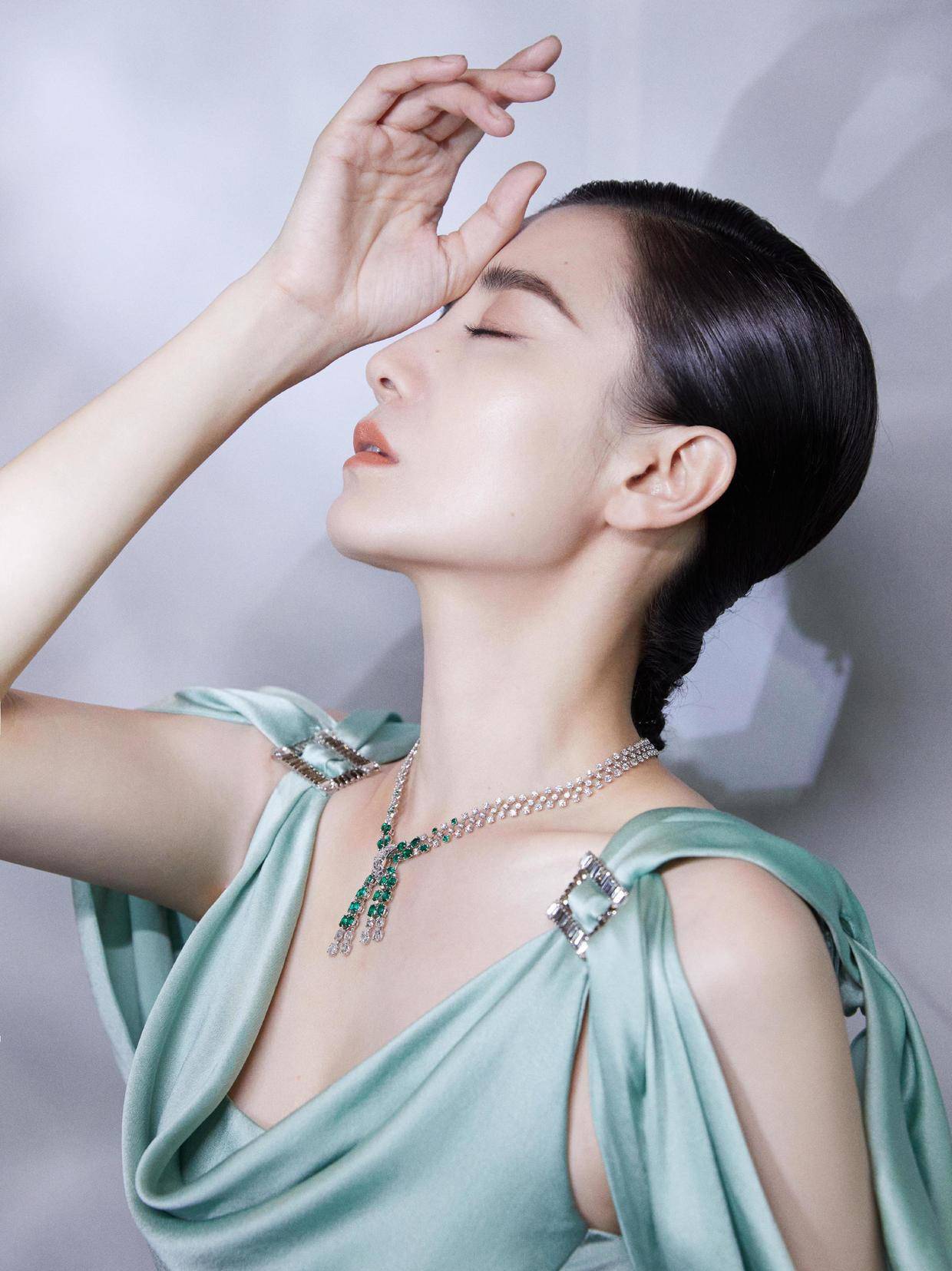 原创宋佳不愧是时尚女王一袭薄荷绿连衣裙优雅高级气质非凡