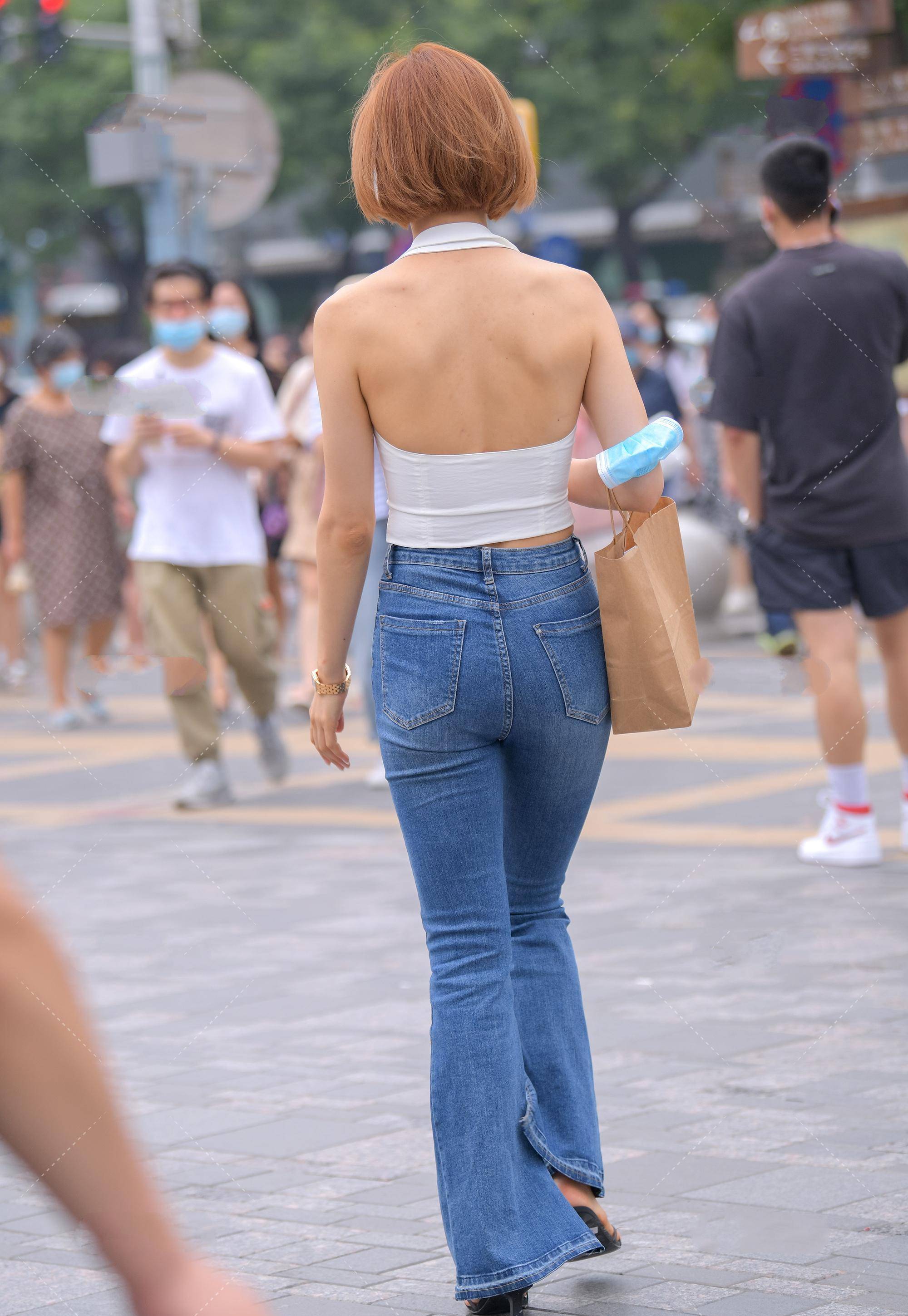 原创深蓝喇叭裤搭配挂脖上衣优雅知性气质十足回头率爆表