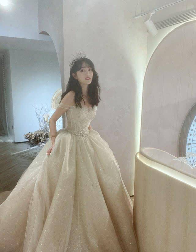 甜美女孩吴宣仪身穿婚纱,仙气十足,看了就想娶回家_白色_形象_时尚