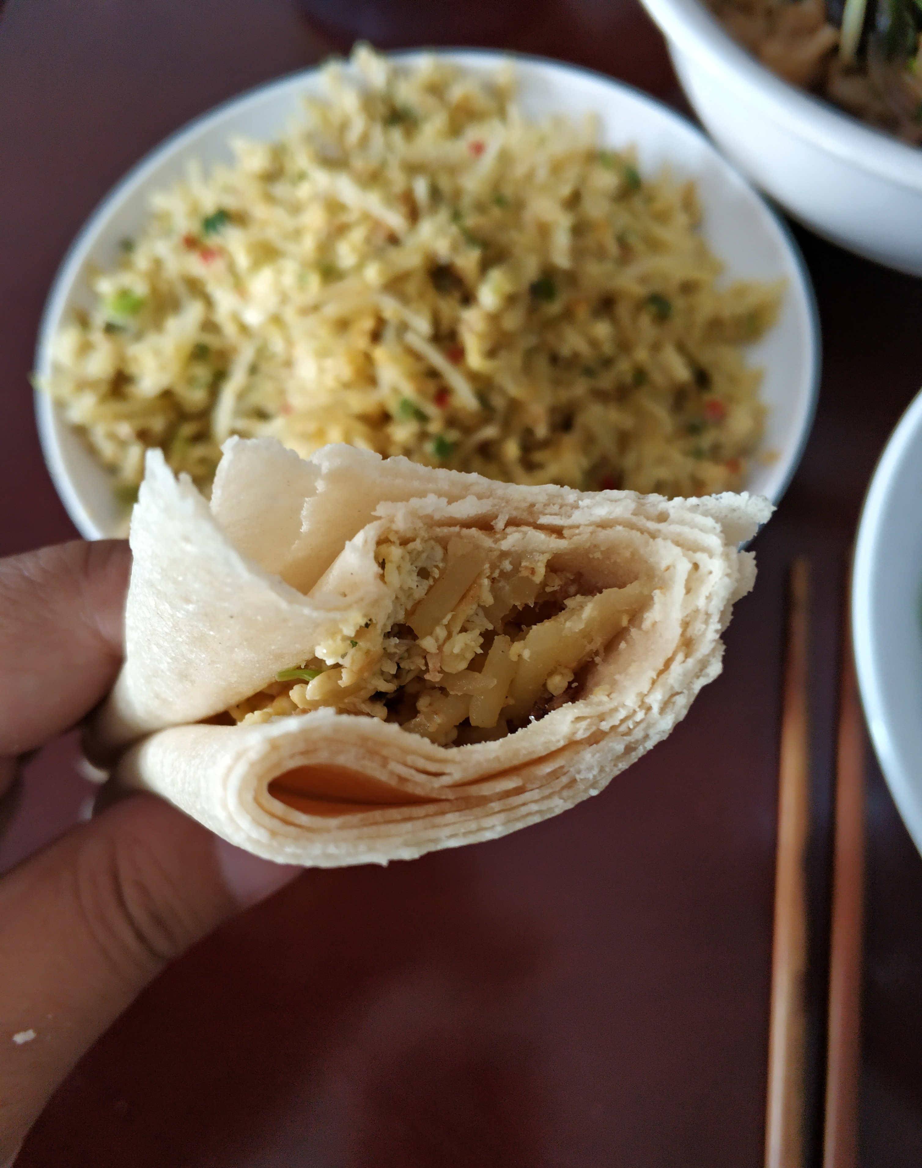 煎饼卷一切农村三人吃午饭三个菜一个粥主食吃的山东大煎饼