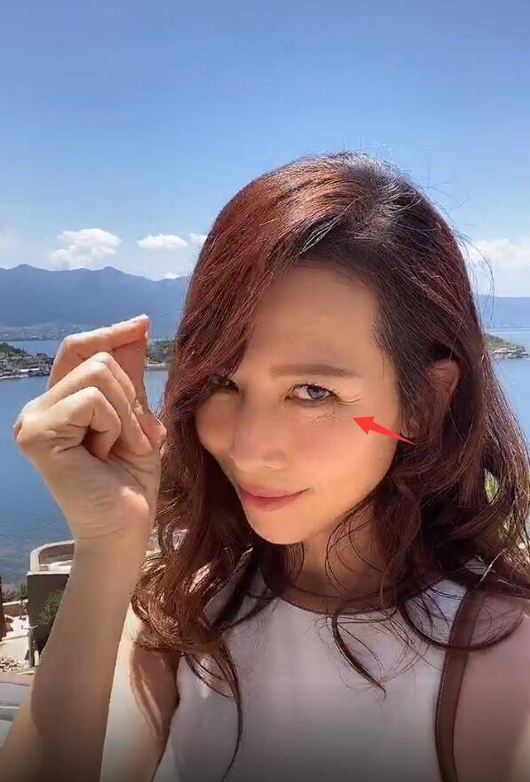 原创47岁蔡少芬怼脸自拍生完儿子不满一年高美颜滤镜难掩皱纹明显