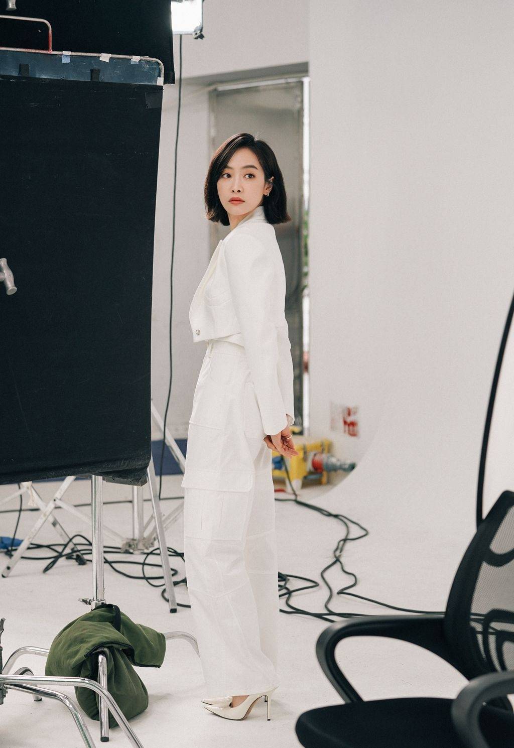 宋茜白色西装优雅写真_宋茜_写真_西装