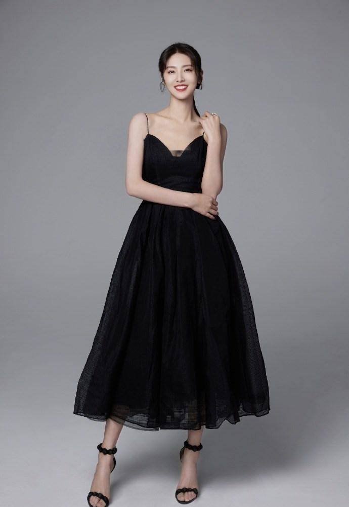 原创气质女神马春瑞一袭吊带小黑裙时尚优雅红唇黑发绝美动人