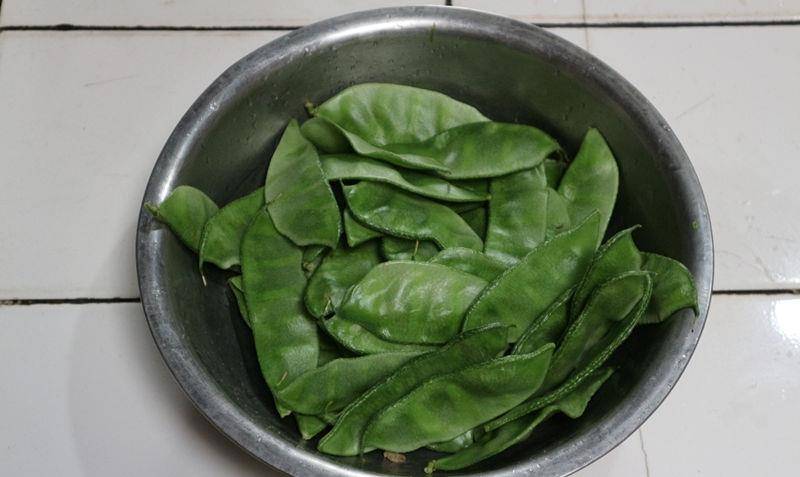 秋米豆切丝,焯水煮熟,然后用花生油,葱姜蒜末炒香