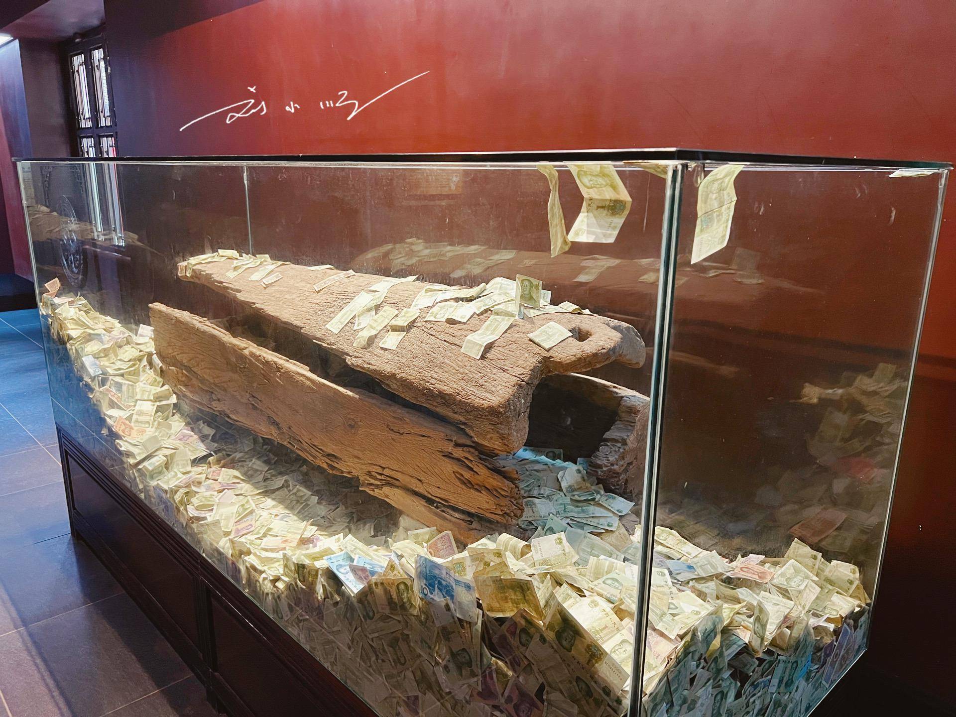 重庆奉节白帝城有个 悬棺厅 展示棺里竟然塞满钱 游客 祈福 三峡 旅游 刘小顺