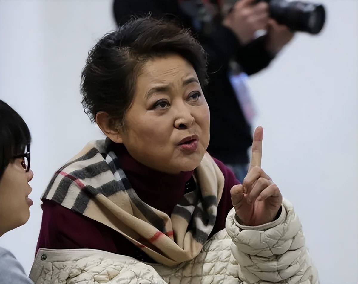 原创央视主持赵保乐娶普通女工妻子婚后生一子一家三口幸福甜蜜