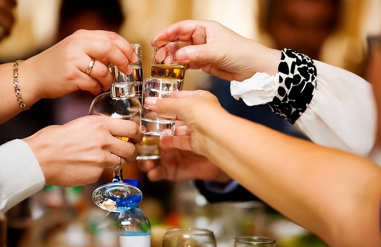 一个行家常用的喝酒方法:喝白酒时,别一饮而尽,只需多一个"小动作"