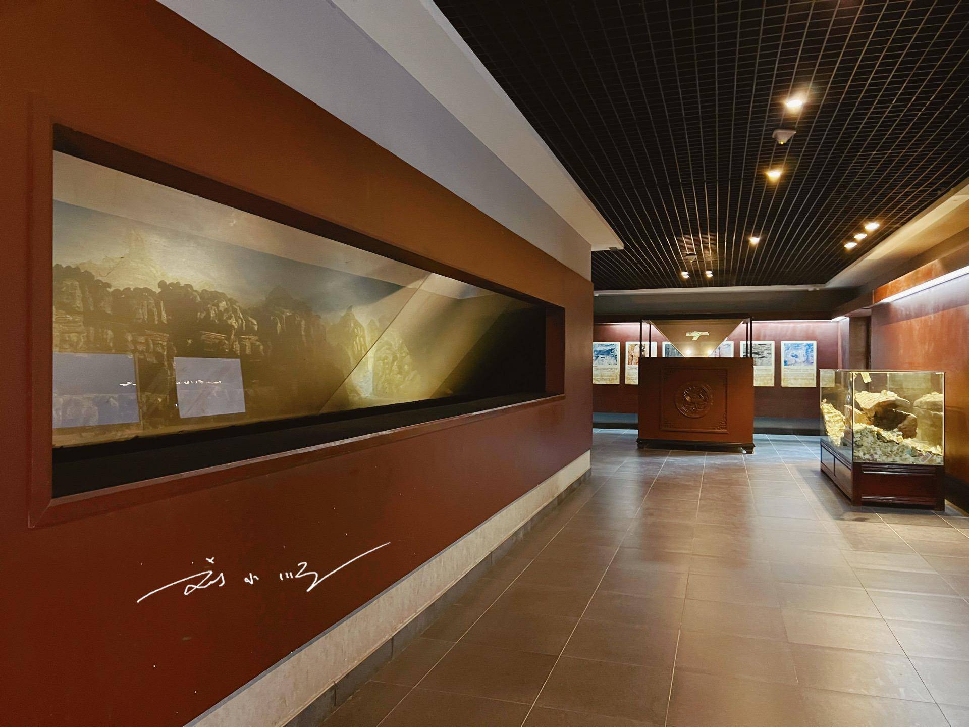 原创重庆奉节白帝城有个悬棺厅展示棺里竟然塞满钱游客祈福