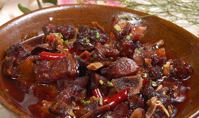 一,家常狗肉准备材料:新鲜带皮狗肉3斤,净冬笋,大蒜头各2两,小葱2两