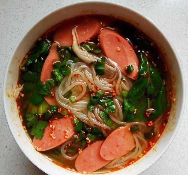 来一碗酸辣爽口的米线解馋太过瘾啦_火腿肠_香菜_胡椒粉