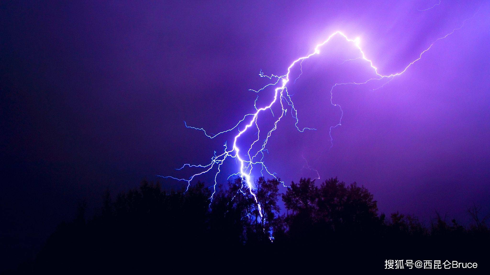 沈阳上空出现巨大的积雨云,电闪雷鸣场面惊人_天气_网友_水汽