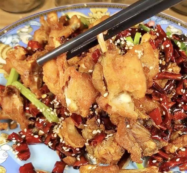 原创一道让餐馆足足火了20年的招牌菜干煸辣子牛蛙