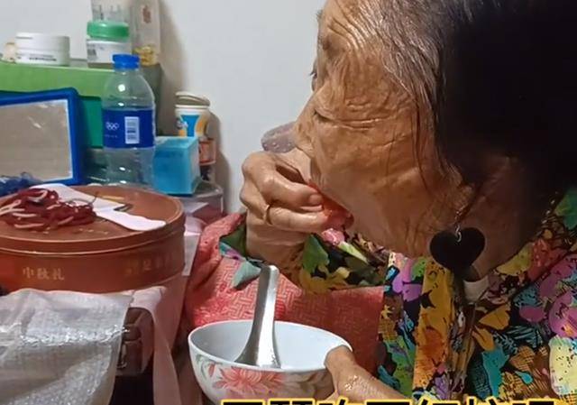 马玉琴感冒了很憔悴,却只能吃西红柿,网友:住在破烂堆里