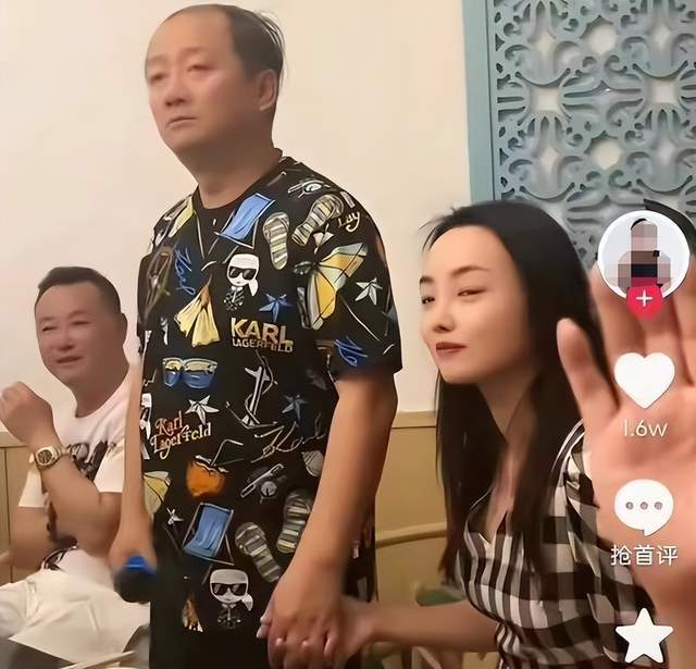 53岁唐鉴军参加饭局与年轻美女十指相扣曾被前妻曝光过出轨