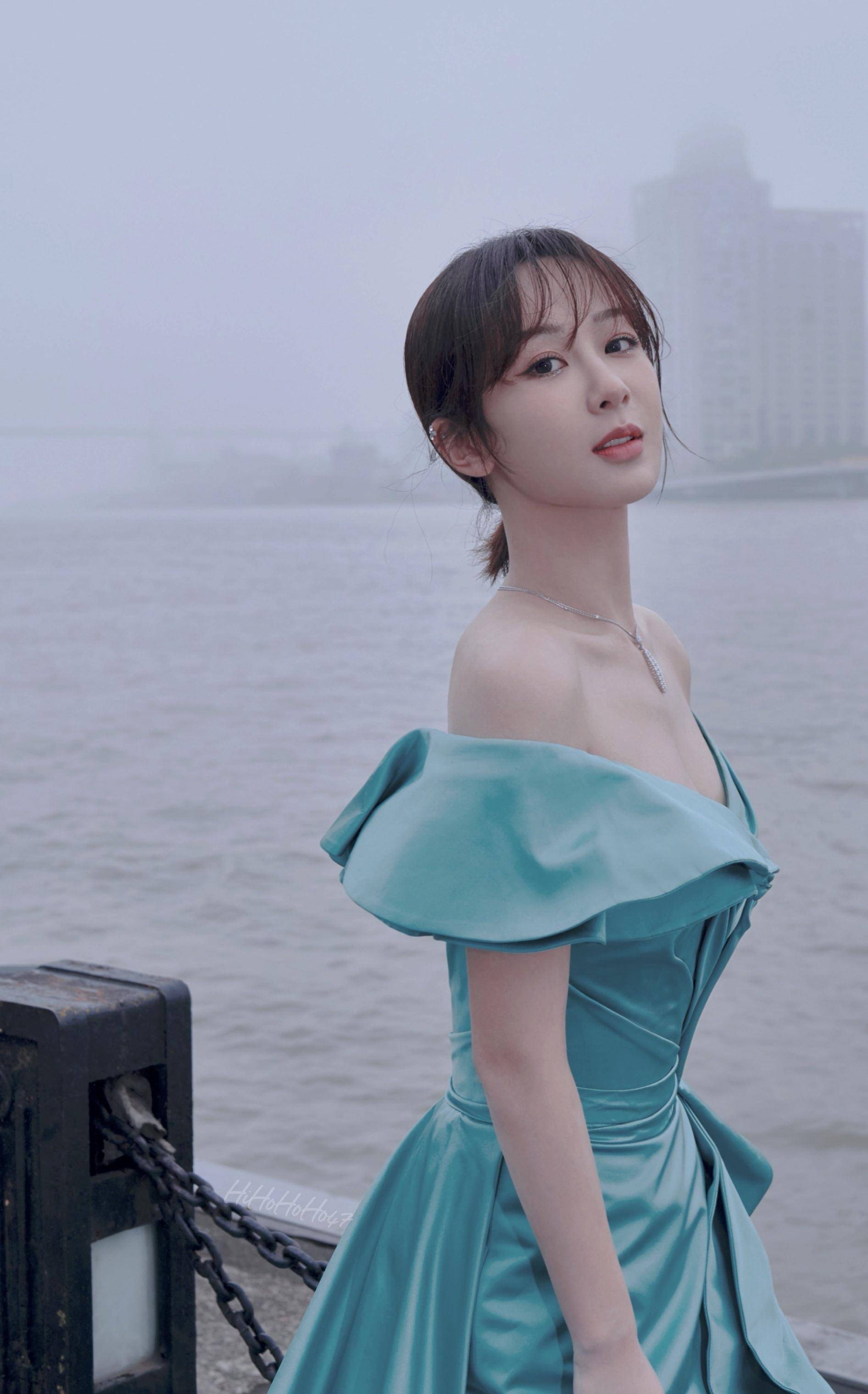 身穿优雅时尚晚礼服,气质高贵,明星范儿十足_女生_姑娘_衣服