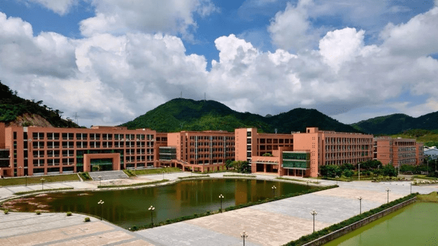 广东药科大学食品科学学院于 2008 年在中山校区成立,校区座落在孙