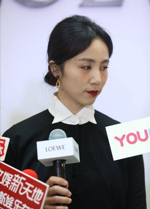 孙莉罕见露面营业,妆容精致43岁不显老,穿长裙身段玲珑_黑色_大气