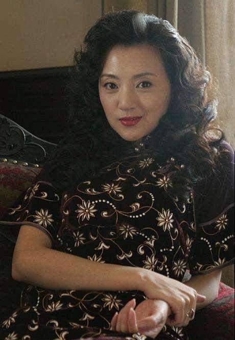 她被誉为"春晚小品皇后",穿旗袍优雅妩媚,46岁依旧风韵犹存_金玉婷