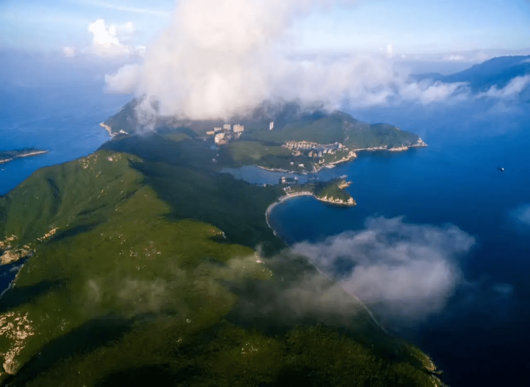 等月亮湾有桨板浮潜等众多书上运动鬼湾还可以深潜徒步上山天然氧吧