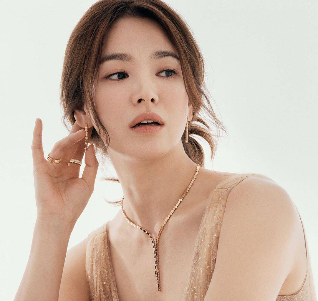 原创39岁宋慧乔保养太好了新画报淡妆出镜美成少女戴珠宝太有贵气