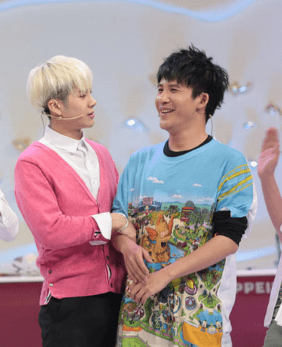 比如曾经一起在节目中喝过尿的白敬亭,对大张伟有着迷之好感的王嘉尔