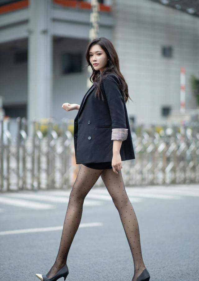 原创街拍小姐姐这条丝袜很有个性看背景就已经很美了