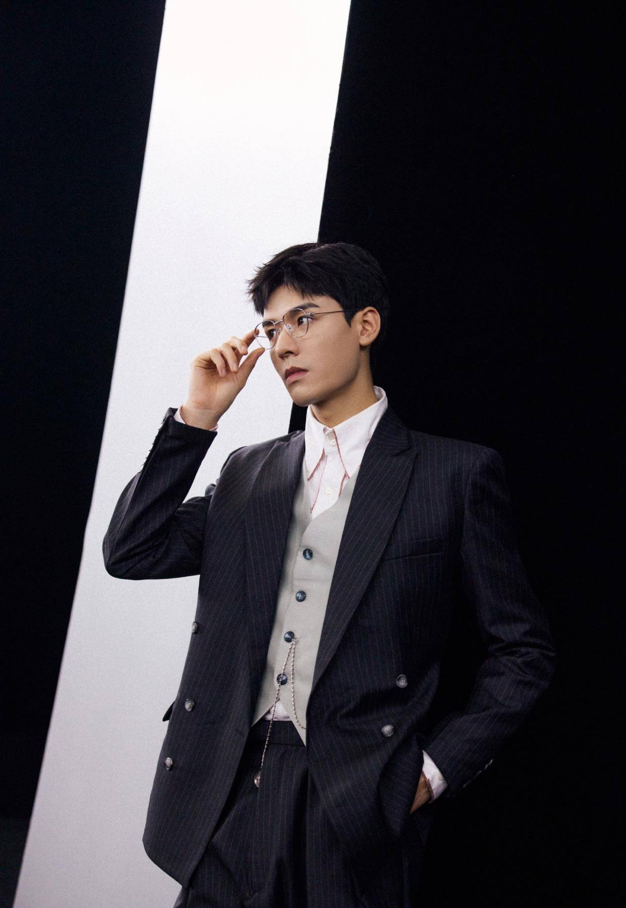 原创龚俊眼镜杀太撩人了穿深色条纹西装优雅贵气黑色皮衣狂野不羁