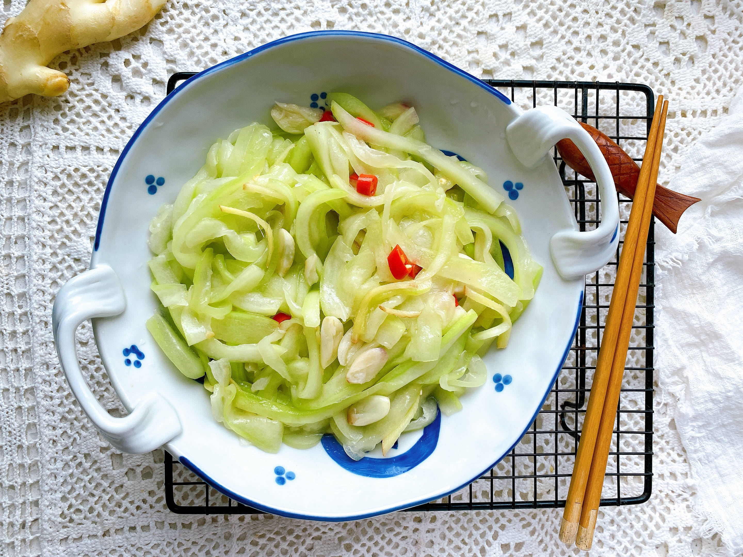 8,好吃的清炒瓠瓜完成,鲜甜脆嫩,补钾还能清热解暑;清炒瓠瓜的做法