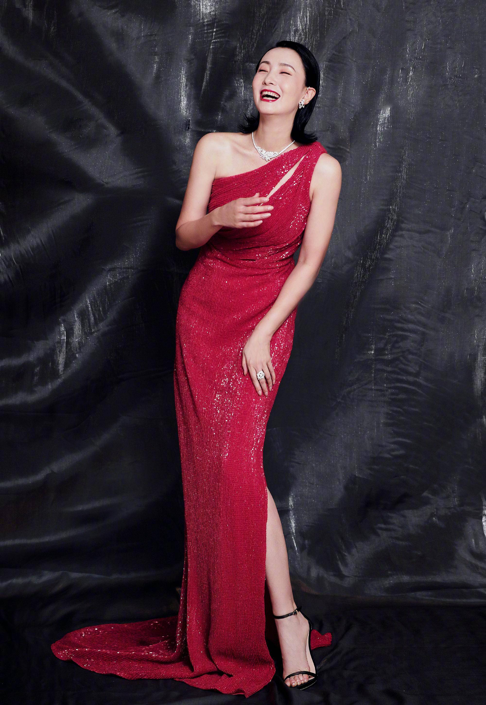 原创48岁陶虹一演戏就拿奖一袭单肩红裙美到爆极致腰臀比例太丰腴