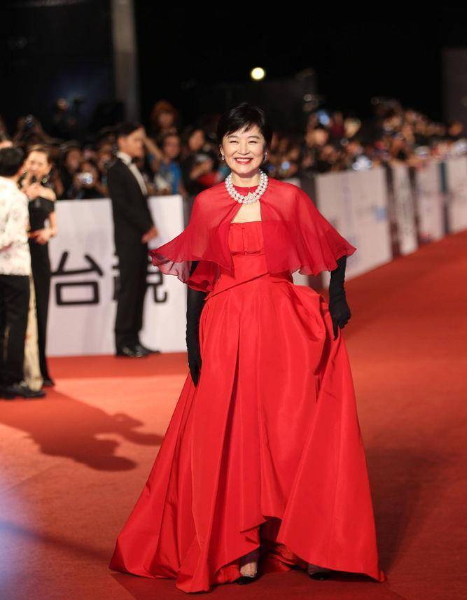 原创林青霞高调穿红裙65岁美得自信又优雅无惧年龄太气质