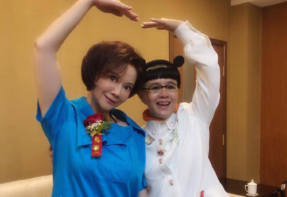 蔡明近况曝光,年近59岁依旧浓妆艳抹,能看的就只有小品了_活动_金龟子