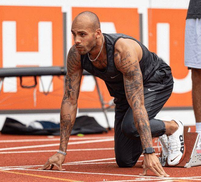 雅各布斯食物中毒到场未能参赛,在意大利训练又因臀部肌肉拉伤,接连