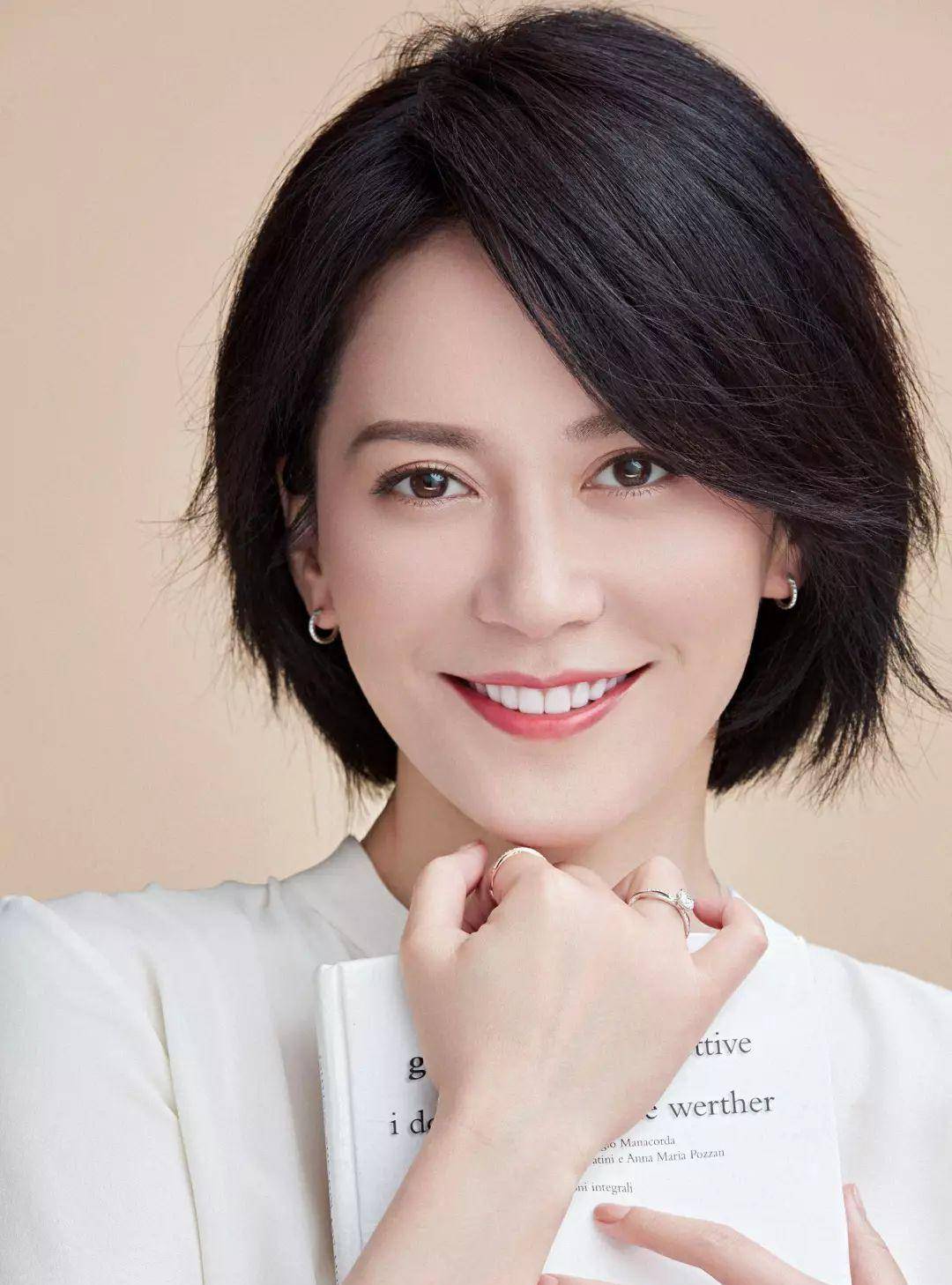 原创49岁惊鸿仙子俞飞鸿当谈到自己的单身问题时她说出了原因