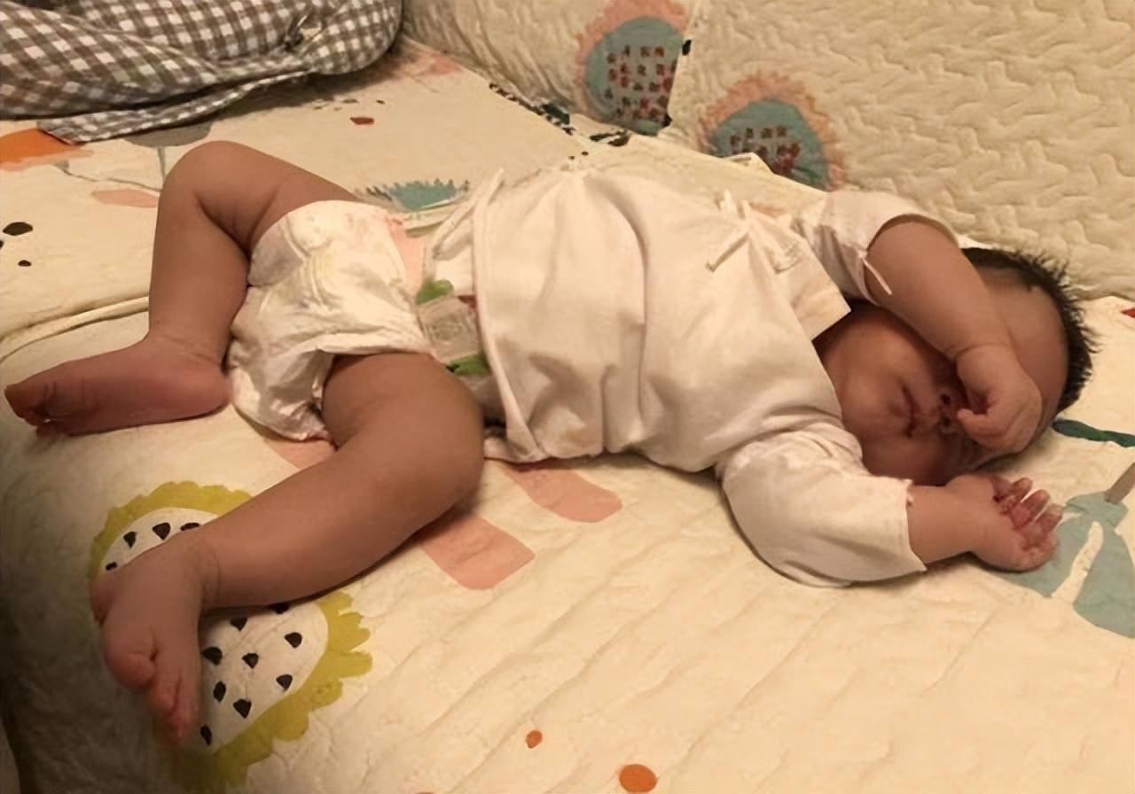 为何小宝宝一喝母乳就睡觉,放床上一会儿就醒了？背后原因很暖心