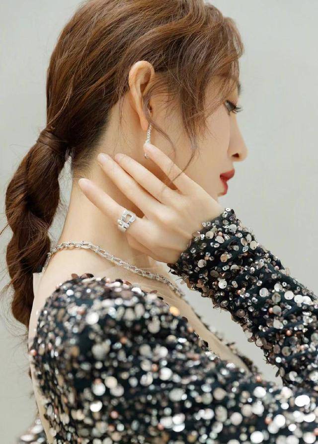 王鸥的"孜然味"羊腿袖礼服好美看看姐姐最近的礼服有多美吧!