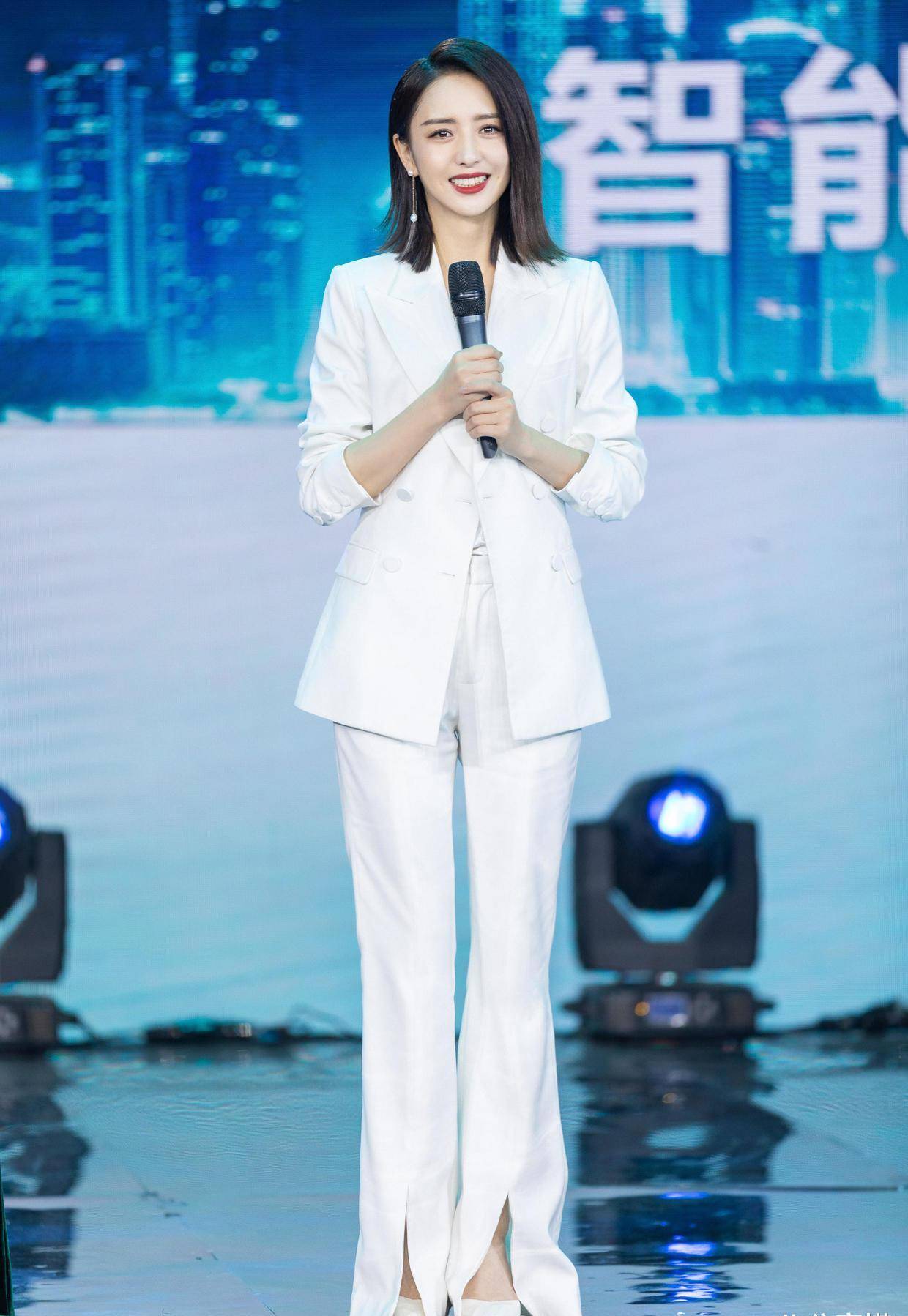 佟丽娅身材饱满又会穿一袭白色抹身材连衣裙优雅温柔时尚精致