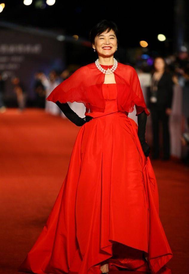 林青霞高调穿红裙,65岁美得自信又优雅,无惧年龄太气质_造型_身材_大